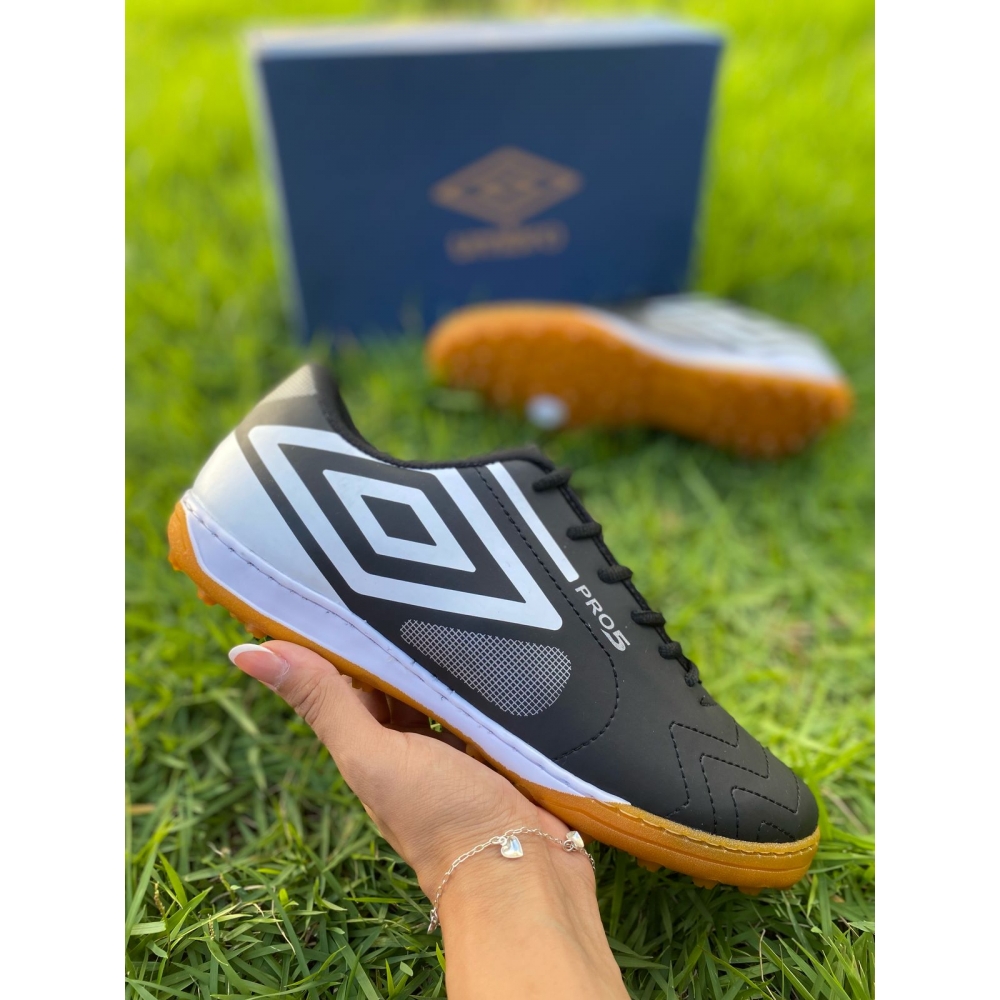 Chuteira Society Umbro  Pro 5 - Preto Branco